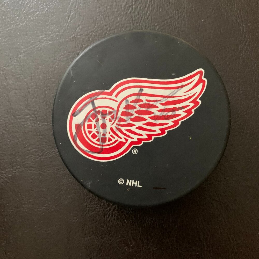 red wings hockey puck